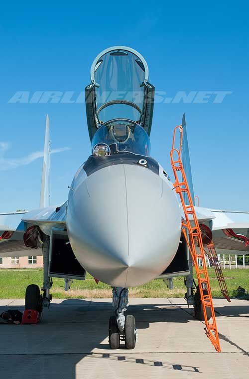 Ngoài ra trên Su-35 còn được trang bị hệ thống tìm kiếm và theo dõi hồng ngoại (IRST) OLS-35 có thể theo dõi 4 tín hiệu hồng ngoại với các bước sóng ngắn khác nhau, khoảng cách dò tìm tối đa là 90 km (phần đuôi mục tiêu) và 50 km (phía trước mục tiêu). Đây cũng là một trong các thiết bị trinh sát có thể phát hiện được máy bay tàng hình. Ảnh: trạm IRST được đặt lệch về bên trái kính buồng lái Su-35.