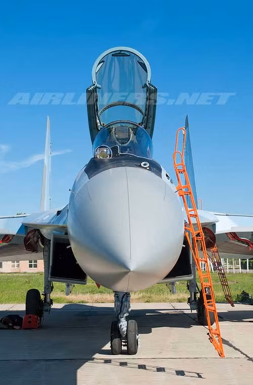 Ngoài ra trên Su-35 còn được trang bị hệ thống tìm kiếm và theo dõi hồng ngoại (IRST) OLS-35 có thể theo dõi 4 tín hiệu hồng ngoại với các bước sóng ngắn khác nhau, khoảng cách dò tìm tối đa là 90 km (phần đuôi mục tiêu) và 50 km (phía trước mục tiêu). Đây cũng là một trong các thiết bị trinh sát có thể phát hiện được máy bay tàng hình. Ảnh: trạm IRST được đặt lệch về bên trái kính buồng lái Su-35.