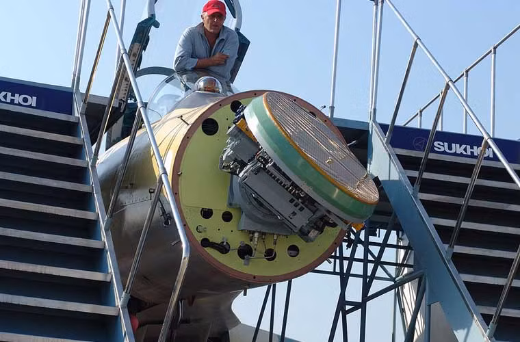 Radar có thể khóa đến 30 mục tiêu khác nhau, trong đó có 8 mục tiêu có thể khóa gần như liên tục với độ chính xác đủ để đồng thời tiêu diệt bằng các tên lửa không đối không tầm trung với đầu dò chủ động. Có thể bắn hai mục tiêu đồng thời bằng các tên lửa với đầu dò bán chủ động, nhưng nó đòi hỏi radar phải chỉ điểm mục tiêu trong một thời gian.