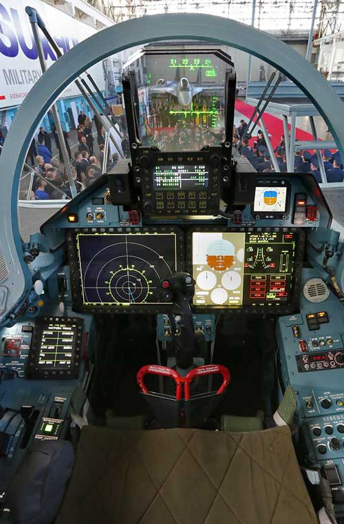 Hệ thống điều khiển trong buồng lái của Su-35 đơn giản hóa nhưng tiên tiến hơn với màn hình hiển thị thông số kĩ thuật bay, màn hình HUD.