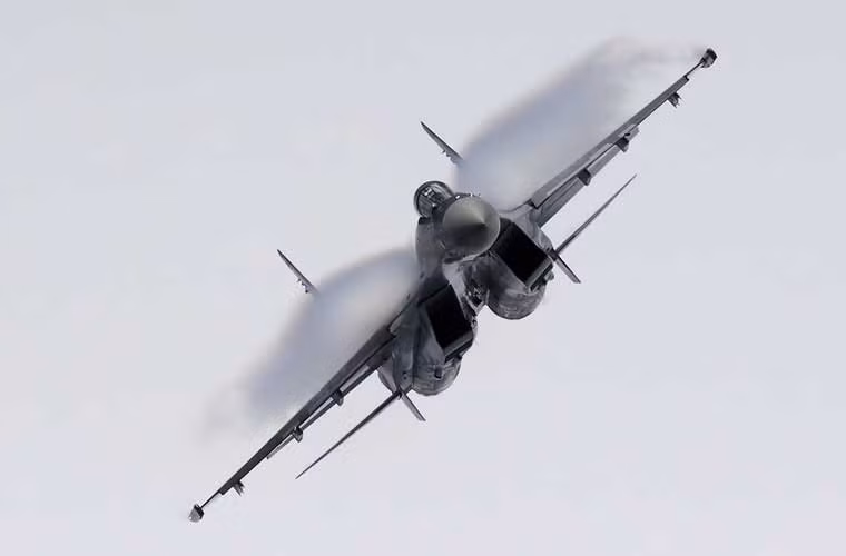 Động cơ 117S được thiết kế với vòi phun có thể đồi hướng đem lại khả năng cơ động rất cao, thao diễn tuyệt vời trên bầu trời cho Su-35. Cặp động cơ này cho máy bay đạt tốc độ tối đa tới 2.500km/h, tầm bay 3.600km, trần bay 18.000m, vận tốc leo cao 280m/s.