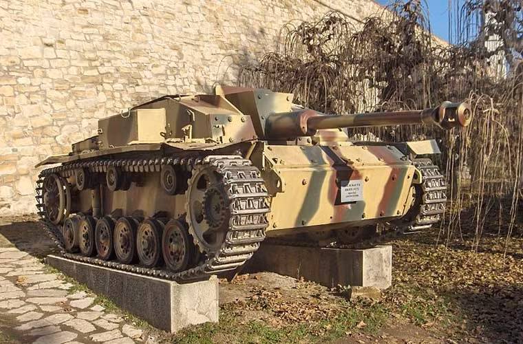 Pháo chống tăng tự hành StuG III được thiết kế trên cơ sở xe tăng hạng trung Panzer III được bọc giáp dày 16-80mm, trang bị pháo chính 75mm StuK 40 L/48 có khả năng xuyên giáp 106mm ở cự ly 100mm, 96mm cách 500m, 85mm cách 1.000m, 64mm cách 2.000m.