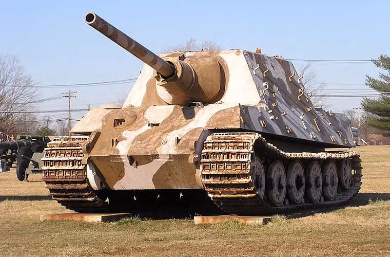 Pháo chống tăng hạng nặng Jagdtiger được phát triển dựa trên khung bệ cơ sở xe tăng hạng nặng Tiger II nên thừa hưởng bộ giáp "khủng" dày tới 250mm, trang bị pháo chính 128mm Pak 44. Khẩu pháo này có khả năng xuyên giáp dày hơn 200mm ở góc chạm 30 độ cự ly 1.000m, 148mm ở cách 2.000m. Tuy nhiên, sự phức tạp trong thiết kế cũng như khó khăn của Đức cuối chiến tranh khiến chỉ có 88 khẩu được chế tạo. Số lượng quá ít để tạo nên sự đột biến trên chiến trường khi đó.