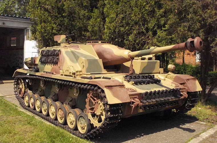 Pháo chống tăng tự hành StuG IV được thiết kế trên khung gầm xe tăng hạng trung Panzer IV được bọc giáp dày 10-80mm, trang bị pháo chính 75mm StuK 40 L/48.
