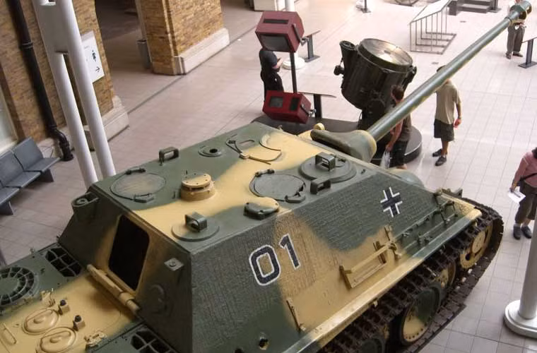 Pháo chống tăng Jagdpanther được phát triển ở giai đoạn cuối cuộc Chiến tranh Thế giới hai trên cơ sở khung gầm tăng hạng trung Panther. Nó thừa hưởng bộ giáp và hệ truyền động tuyệt vời của Panther và trang bị khẩu pháo 88mm Pak 43/3 hoặc 43/4 L/71 uy lực trên xe tăng Tiger. Khẩu pháo này đủ khả năng xuyên giáp hầu như mọi loại tăng Liên Xô và quân đồng minh trên chiến trường khi đó.