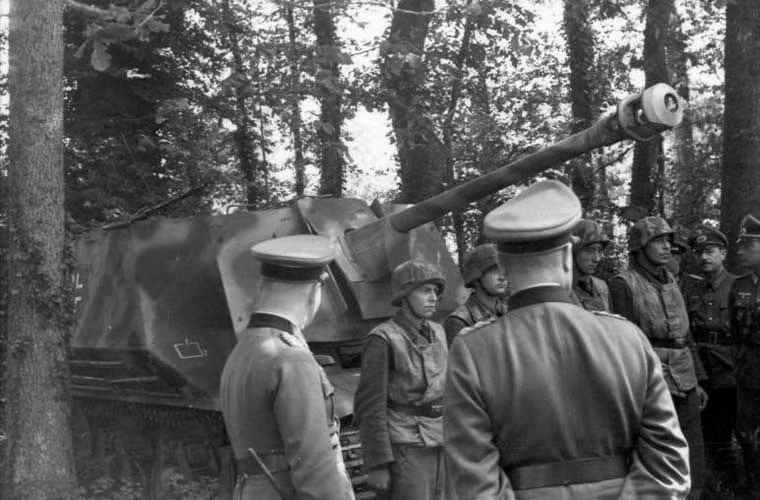 Pháo chống tăng Marder I trang bị pháo 75mm PaK 40 đạt tầm bắn trực tiếp hiệu quả 1,8km. Điểm yếu của khẩu pháo này là kích cỡ khung gầm nhỏ chứa ít đạn dược, không được bọc giáp toàn thân khiến nó dễ bị tiêu diệt.