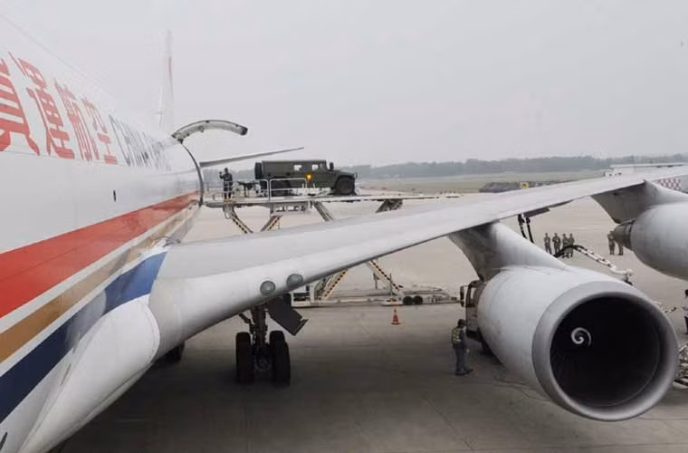 Khác với máy bay vận tải quân sự chuyên dụng có thể mở cửa dưới đuôi. Với máy bay Boeing 747 thì họ buộc phải dùng cách khác để đưa xe vào khoang.