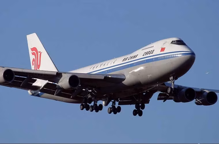Boeing 747 là một trong những máy bay phản lực dân dụng lớn nhất trên thế giới do công ty Boeing Mỹ sản xuất từ những năm 1970 cho tới tận ngày nay. Trung Quốc là một trong những quốc gia sở hữu khá nhiều Boeing 747 có tầm bay lên tới hơn 12.000km. Việc dùng máy bay Boeing 747 cho mục đích quân sự là giải pháp tạm thời trong bối cảnh nước này thiếu máy bay vận tải hạng nặng.