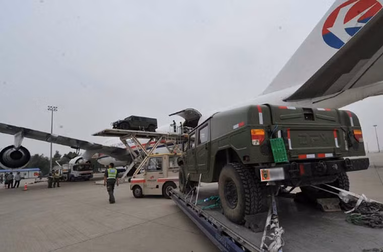 Để biến một chiếc máy bay dân sự thành máy bay quân sự thì chiếc Boeing 747 này đã bị gỡ bỏ toàn bộ nội thất bên trong, càng dễ dàng hơn khi vận chuyển, đồng thời tăng sức chứa trong khoang.