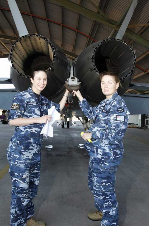 Thật khó có thể tin được khi nhiệm vụ này thường chỉ dành cho nam giới, thế nhưng nhìn các nữ thợ kĩ thuật trong bộ quân phục làm việc đều thấy họ toát lên vẻ đẹp mạnh mẽ nhưng cũng không kém phần xinh đẹp.