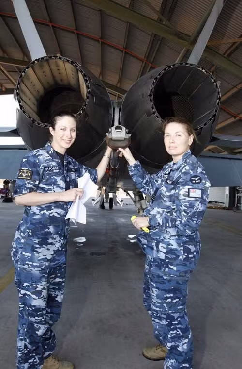 Thật khó có thể tin được khi nhiệm vụ này thường chỉ dành cho nam giới, thế nhưng nhìn các nữ thợ kĩ thuật trong bộ quân phục làm việc đều thấy họ toát lên vẻ đẹp mạnh mẽ nhưng cũng không kém phần xinh đẹp.