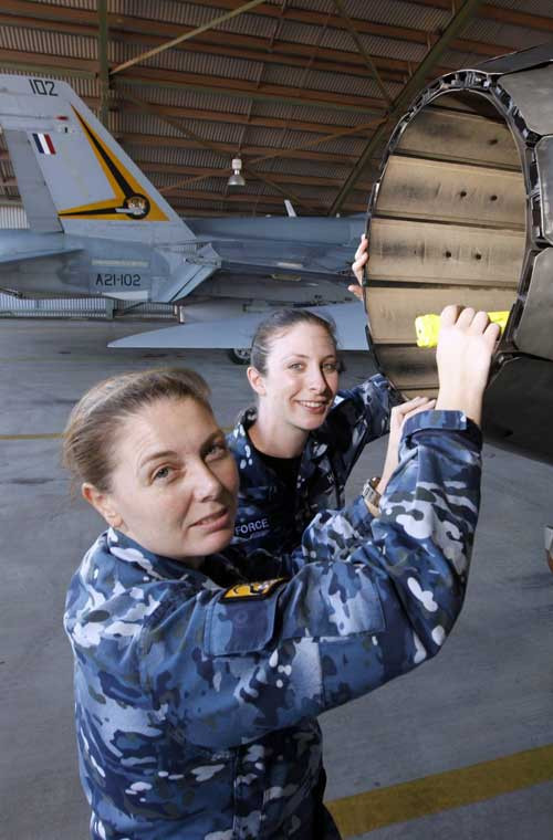 Công việc bảo dưỡng duy tu cho máy bay đòi hỏi phải có sự tỉ mỉ, cẩn thận. Các nữ thợ kỹ thuật cơ khí rất hăng say với công việc này.