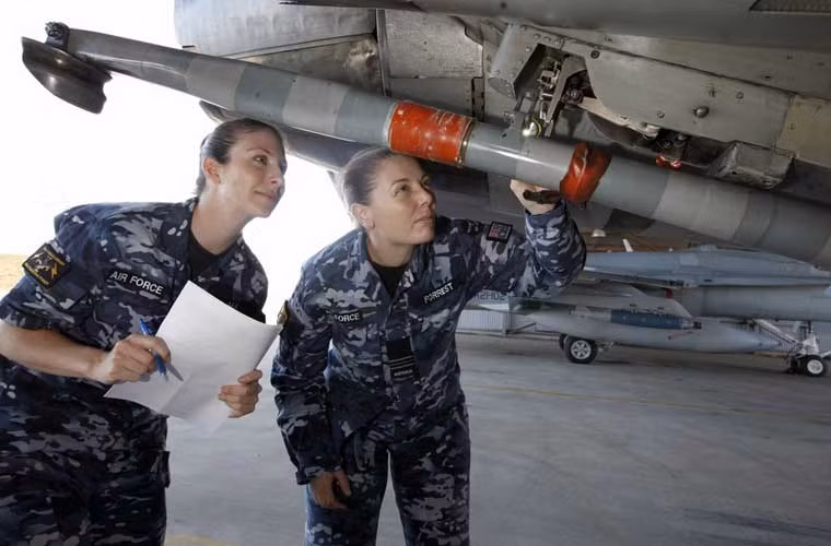 Quân đội các nước trên thế giới ngày càng tiếp nhận nhiều hơn nữ giới vào các lực lượng, kể cả binh chủng đặc biệt.