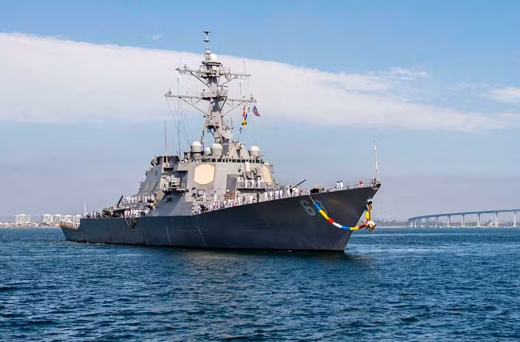 Tàu khu trục tên lửa USS Milius (DDG 69) trong ngày trở về nhà (căn cứ San Diego) sau thời gian triển khai ở Tây Thái Bình Dương và Trung Đông kéo dài tới 250 ngày. Chiếc tàu được chào mừng với vòng hoa khổng lồ treo trước mũi.