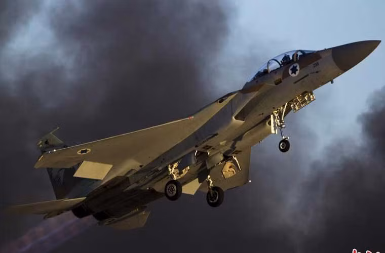 Tiêm kích hạng nặng F-15E của Không quân Israel lao lên bầu trời trong khói đen mù trời.
