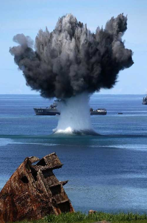 Bức ảnh chụp thủy lôi phát nổ trong cuộc tập trận rà phá mìn của Lực lượng Phòng vệ biển Nhật Bản cũng thuộc hàng đẹp trong tuần qua.