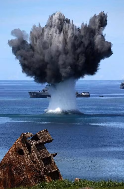 Bức ảnh chụp thủy lôi phát nổ trong cuộc tập trận rà phá mìn của Lực lượng Phòng vệ biển Nhật Bản cũng thuộc hàng đẹp trong tuần qua.