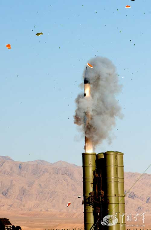 Một trong những bức ảnh quân sự đẹp nhất tuần qua – khoảnh khắc quả đạn tên lửa S-300PMU2 đâm thủng nắp hộp chứa chuẩn bị tiến vào bầu trời.