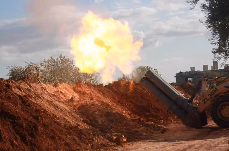 Ảnh vũ khí ấn tượng nhất tuần – hệ thống cối đa nòng mà phiến quân Syria tự chế tạo đang khai hỏa. Lưu ý rằng, quả đạn mà loại cối này dùng được làm từ bình gas.