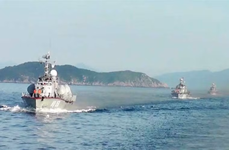 Đội hình tàu chiến tên lửa Osa II của Hải quân Nhân dân Việt Nam hành quân trên biển. Lớp tàu Osa II (Osa có nghĩa là "ong bắp cày" được Liên Xô viện trợ cho Việt Nam từ những năm 1980, trang bị 4 tên lửa diệt hạm cận âm P-15 Termit. Loại tàu này có ưu điểm là tốc độ cao, thích hợp cho chiến thuật "bắn - chuồn", bốn tên lửa P-15 tổng cộng mang theo hai tấn thuốc nổ thừa sức nhấn chìm chiến hạm lớn hơn nó gấp nhiều lần.
