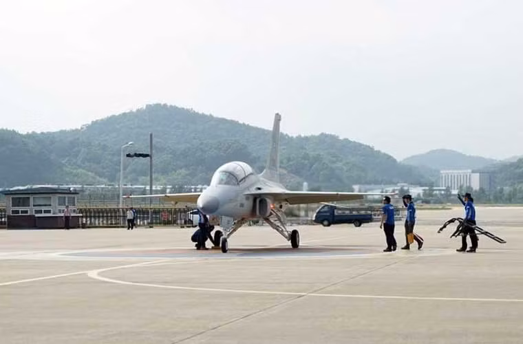 Chiếc máy bay tiêm kích hạng nhẹ FA-50 đầu tiên của Không quân Philippines đã thực hiện thành công chuyến bay thử nghiệm đầu tiên vào giữa tuần qua.