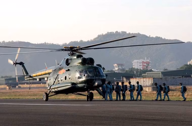 Đợt nhảy dù lần này bao gồm có các giảng viên, học viên Trường sĩ quan Không quân, các phi công của lực lượng Hải quân Việt Nam, đặc nhiệm chống khủng bố, CLB nhảy dù phía Nam…trong đó có những học viên lần đầu tiên được tham gia nhảy dù.