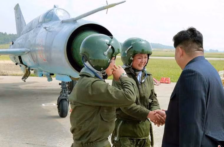 Nhà lãnh đạo Kim Jong-un bắt tay hai phi công nữ đầu tiên lái được tiêm kích đánh chặn MiG-21 của Không quân Triều Tiên.