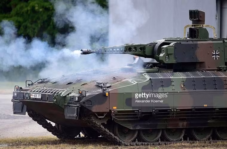 Khẩu pháo 30mm của một trong những xe chiến đấu bộ binh Puma đầu tiên của Quân đội Đức đang khai hỏa.