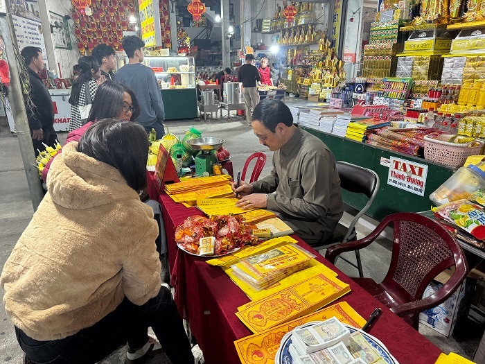 Người dân viết sớ cầu an, cầu may mắn, tài lộc.