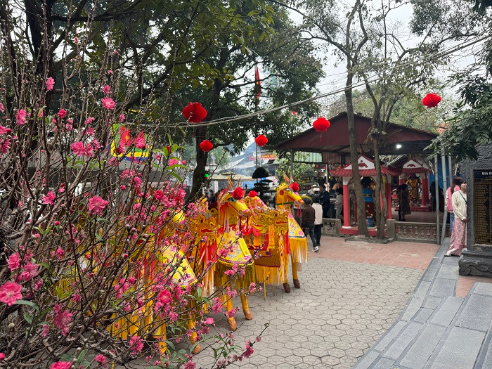 Ngựa giấy được đặt xếp hàng ngay ngắn để dâng cúng.