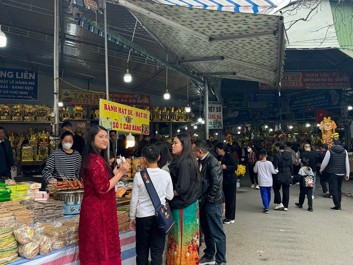 Đền Chợ Củi thuộc địa phận xã Xuân Hồng, huyện Nghi Xuân, nằm cách TP Hà Tĩnh khoảng 40km về phía Đông Bắc và cách TP Vinh ( Nghệ An) khoảng 10km về phía Nam. Đền Chợ Củi còn có tên chữ là Khu Độc Linh từ, đền được xây dựng vào thời Hậu Lê thờ Thánh Mẫu, thờ quan Hoàng Mười.