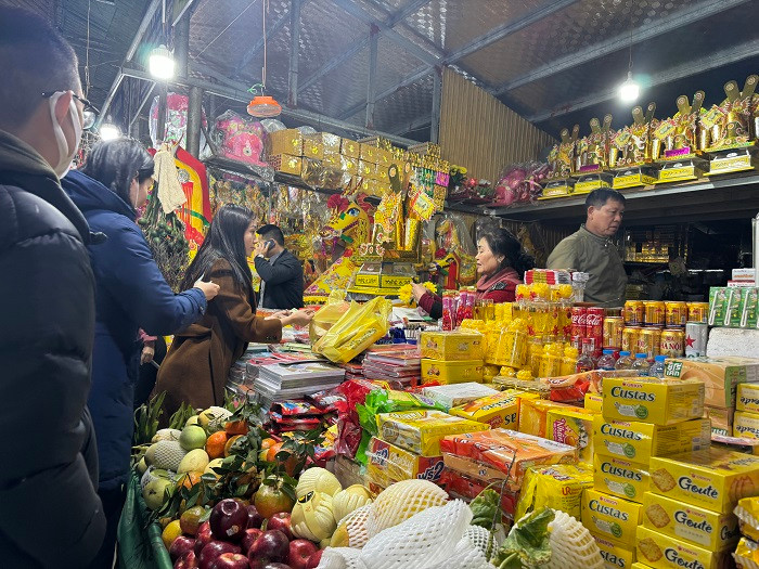Ông Nguyễn Tất Lục ở TP Hà Tĩnh chia sẻ: “Năm nào cũng vậy, cứ vào ngày mùng 1 Tết, gia đình tôi lại về đền Củi để dâng lễ, thắp hương cầu mong bước sang năm mới luôn mạnh khỏe, bình an và gặp nhiều may mắn”.