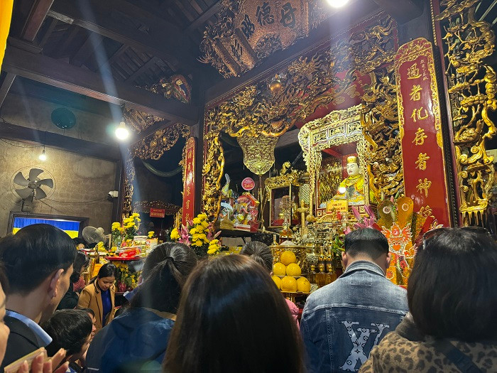 "Đến với Đền Củi, mỗi người trong chúng ta sẽ cảm nhận được sự giao hòa của trời đất. Mùi khói nhang hay sắc màu rực rỡ của đèn, hoa cùng với không gian chốn linh thiêng sẽ làm cho lòng người trở nên nhẹ nhàng và thanh tịnh, bỏ lại phía sau bao vất vả trong cuộc sống mưu sinh hàng ngày", chị Nga ở huyện Thạch Hà (Hà Tĩnh) chia sẻ.