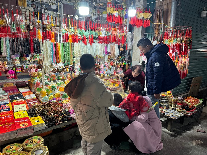 Dọc tuyến đường vào đền, nhiều dịch vụ như: sắp lễ thuê, đồ lưu niệm, viết sớ… thu hút nhiều du khách.