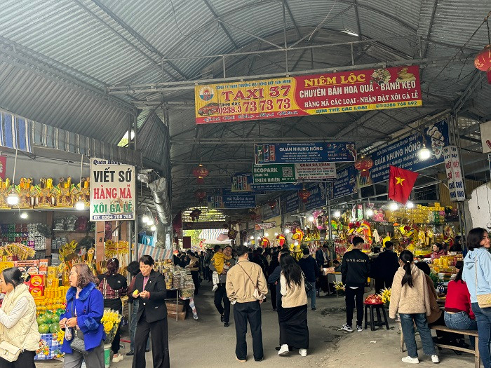 Ngày mồng 1 Tết, hàng nghìn người dân và du khách đã về đền Chợ Củi (Nghi Xuân – Hà Tĩnh) du xuân, chiêm bái cầu cho một năm mới mưa thuận gió hoà, sức khoẻ, bình an.