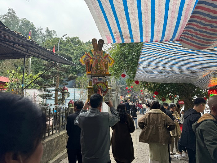 Hằng năm, du khách muôn phương về đây hành lễ, vãn cảnh, đắm mình trong phong cảnh nên thơ của chốn linh thiêng này.