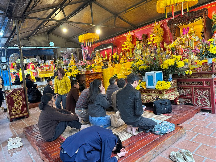 Đền gồm các hạng mục tam quan, hạ điện, trung điện và thượng điện, với các cung thờ Tam tòa Thánh Mẫu (Mẫu Tam phủ), Ngũ vị Tôn ông, cung Hoàng Mười, cung Chầu Mười, cung Trần Triều (thờ Đức Thánh Trần).