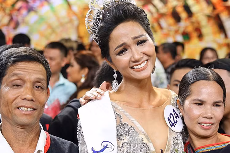 Với Hoa hậu H’hen Niê, cô sinh ra trong một gia đình nghèo ở Đắk Lắk. Từ nhỏ, H’hen Niê theo bố mẹ đi làm nông. Khi lên Sài Gòn đi học, cô làm giúp việc. Ảnh: VTC