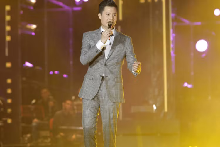 Quang Dũng vẫn giữ vẻ lịch lãm quen thuộc với ca khúc "Chuyện của tôi".