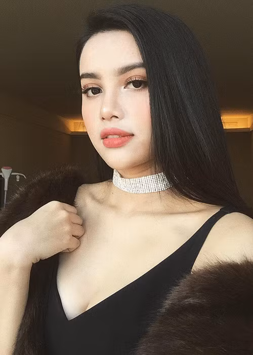 Thông thường nếu hoa hậu bị truất ngôi thì á hậu sẽ thay thế. Trong chung kết Hoa hậu Đại dương 2017, á hậu 1 là Diệu Thùy (ảnh) còn á hậu 2 là Thanh Ngân.