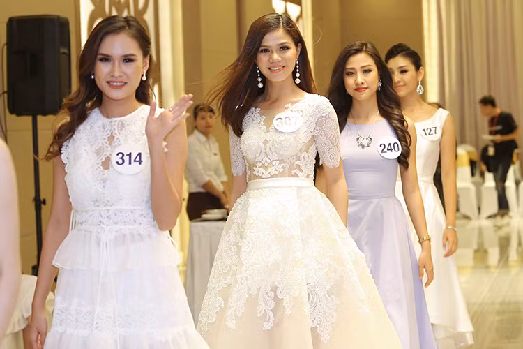 Ngoài ra, trong đêm chung kết, ban tổ chức cũng sẽ công bố và trao các giải thưởng phụ chính thức như: Người đẹp Tài năng, Người đẹp Biển, Người đẹp Thể thao...