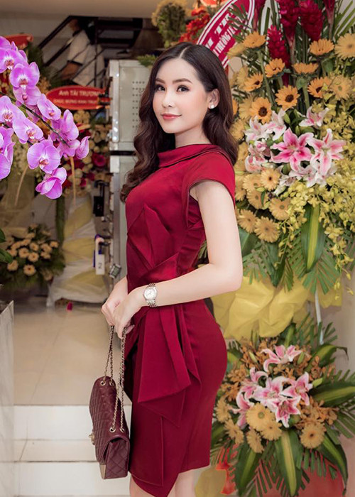 Không chỉ bị chê nhan sắc, cô còn bị "ném đá" vì đã từng dao kéo mũi, dù đã tháo sụn mũi trước khi thi hoa hậu.