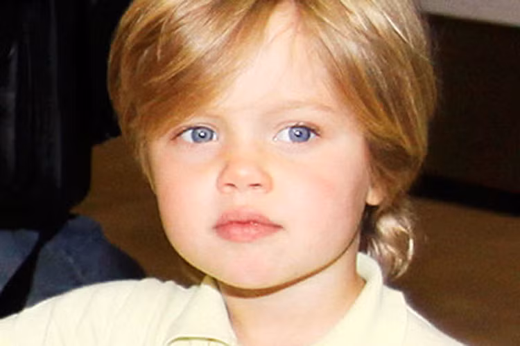 Năm 4 tuổi, nhóc tì tuổi Tuất nhà Angelina Jolie được nhận xét có gương mặt giống bố.