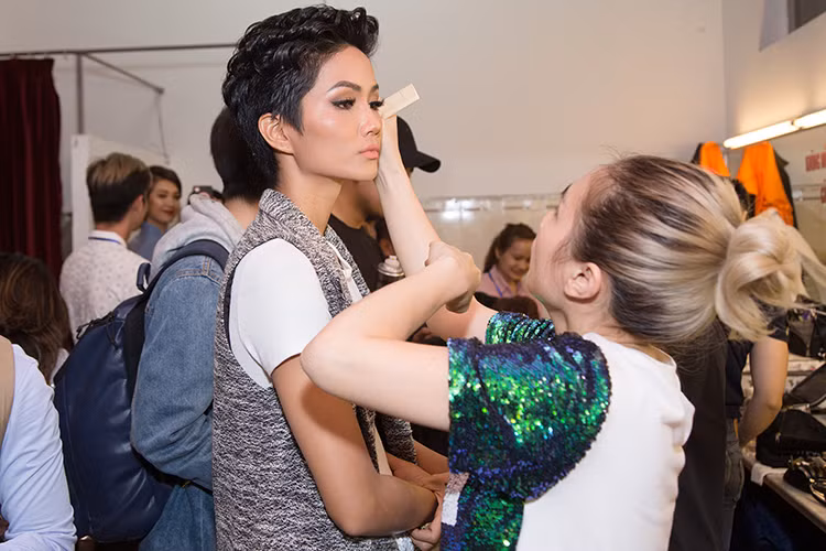 "...Hy vọng chương trình đặc biệt này sẽ đem đến cho khán giả một đêm diễn đầy màu sắc và ấn tượng, như lời chúc xuân đến mọi người, trong đó có một phần nhỏ của Hen".