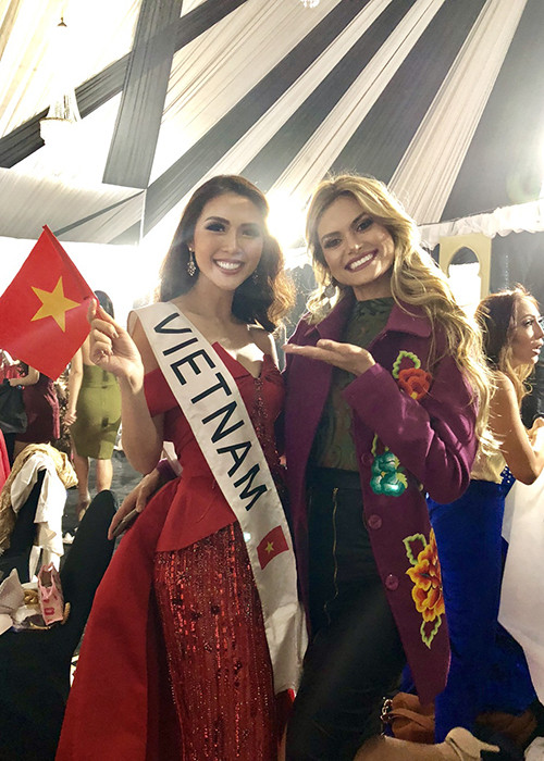 Tại hậu trường, Tường Linh cũng nhận được những lời chúc mừng và lời khen từ người đẹp các nước. Đại diện Venezuela cho biết với cô ấy, Tường Linh mới là người chiến thắng.