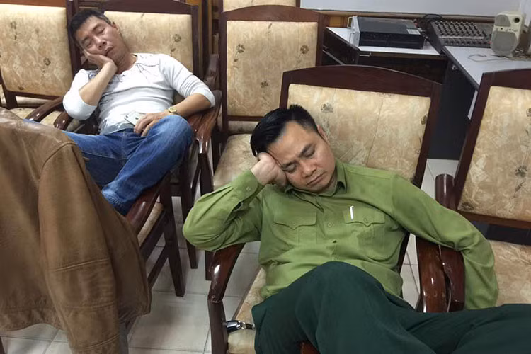 Áp lực tập luyện cùng thời gian tập luyện vào các buổi tối muộn nên các Táo luôn phải tranh thủ ngả lưng bất cứ khi nào được nghỉ giải lao hoặc chờ đến lượt tập.