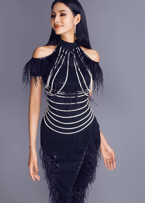 Khi tham gia Hoa hậu Hoàn vũ Việt Nam 2017, Hoàng Thùy chia sẻ bạn trai chững chạc, có lối suy nghĩ tích cực và đang làm việc tại Anh.