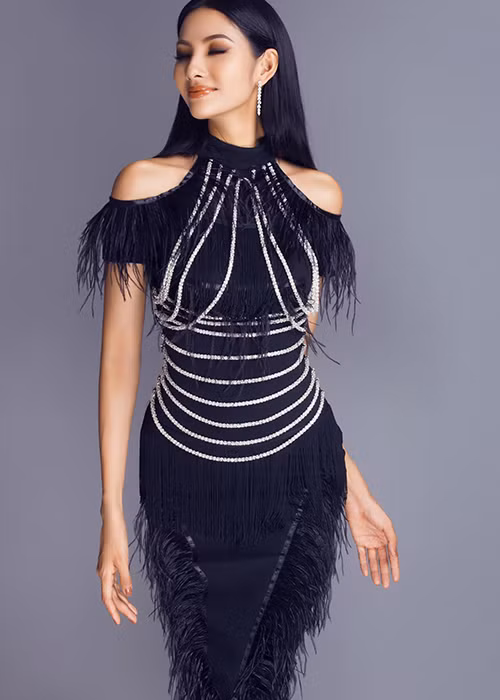 Khi tham gia Hoa hậu Hoàn vũ Việt Nam 2017, Hoàng Thùy chia sẻ bạn trai chững chạc, có lối suy nghĩ tích cực và đang làm việc tại Anh.