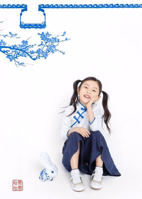 Bé Vân Hinh khá dạn dĩ trước ống kính máy ảnh.