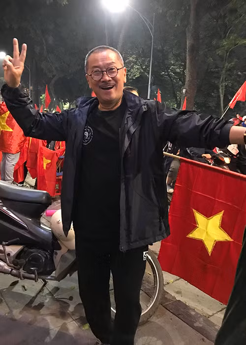 Nghệ sĩ Trần Đức “Sống chung với mẹ chồng” hân hoan đón sinh nhật đúng ngày U23 Việt Nam chiến thắng U23 Qatar.